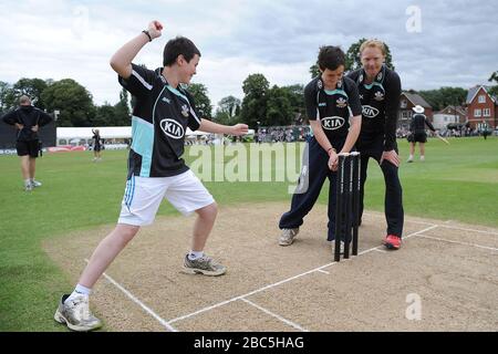 Gareth Batty (rechts) von Surrey Lions trifft auf die Maskottchen des Tages Stockfoto