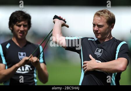 Gareth Batty (rechts) von den Surrey Lions schwärmt auf Stockfoto