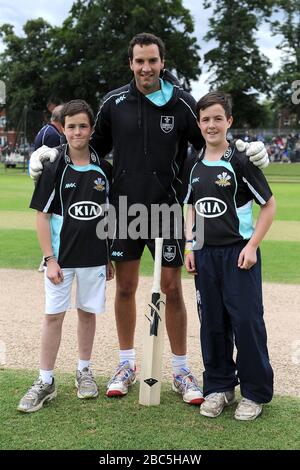 Matthew Spriegel (Center) von Surrey Lions trifft auf die Maskottchen des Tages Stockfoto