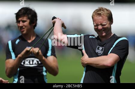 Gareth Batty (rechts) von den Surrey Lions schwärmt auf Stockfoto