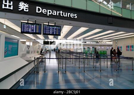 Tokio, Japan. April 2020. Ein allgemeiner Blick auf den Abflugbereich am Tokyo International Airport. Das neue japanische Einreiseverbot, das heute verhängt wird, wird sich auf ausländische Staatsangehörige aus 73 Ländern und Regionen ausdehnen, zu denen die Vereinigten Staaten, Kanada, Großbritannien und der Großteil Europas und Chinas gehören, um die Verbreitung von COVID-19 in Japan zu bekämpfen. Credit: AFLO/Alamy Live News Stockfoto