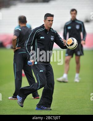 Kevin Pietersen von den Surrey Lions schwärmt mit etwas Fußball Stockfoto