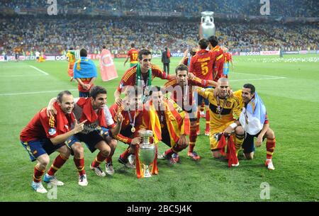 Spaniens (l bis r) Andres Iniesta, Cesc Fabregas, Gerard Pique, Xavi Hernandez, Jordi Alba, Victor Valdes (GK) und Pedro Rodriguez feiern mit der Trophäe Stockfoto