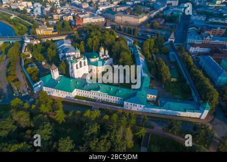 Draufsicht über das Kloster der Verklärung am Julimorgen. Jaroslawl, Goldener Ring Russlands Stockfoto