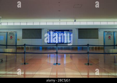 Tokio, Japan. April 2020. Ein allgemeiner Blick auf die Ankunftszone am Tokyo International Airport. Das neue japanische Einreiseverbot, das heute verhängt wird, wird sich auf ausländische Staatsangehörige aus 73 Ländern und Regionen ausdehnen, zu denen die Vereinigten Staaten, Kanada, Großbritannien und der Großteil Europas und Chinas gehören, um die Verbreitung von COVID-19 in Japan zu bekämpfen. Credit: AFLO/Alamy Live News Stockfoto