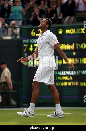 Frankreichs Jo-Wilfried Tsonga feiert den deutschen Philipp Kohlschreiber Stockfoto