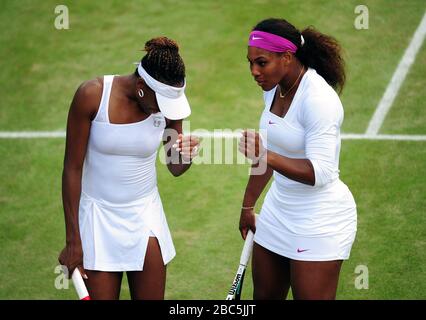 Serena und Venus Williams der USA während ihres Doppelspiels gegen die Russin Maria Kirilenko und Nadia Petrova Stockfoto