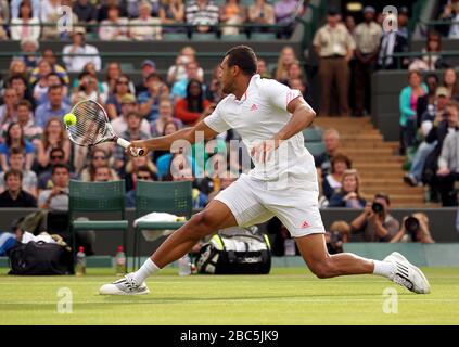 Frankreichs Jo-Wilfried Tsonga spielt den Siegtreffer gegen Deutschlands Philipp Kohlschreiber Stockfoto