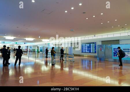 Tokio, Japan. April 2020. Ein allgemeiner Blick auf die Ankunftszone am Tokyo International Airport. Das neue japanische Einreiseverbot, das heute verhängt wird, wird sich auf ausländische Staatsangehörige aus 73 Ländern und Regionen ausdehnen, zu denen die Vereinigten Staaten, Kanada, Großbritannien und der Großteil Europas und Chinas gehören, um die Verbreitung von COVID-19 in Japan zu bekämpfen. Credit: AFLO/Alamy Live News Stockfoto