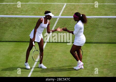 Die USA Serena (rechts) und Venus Williams während ihres Doppelspiels gegen Russlands Maria Kirilenko und Nadia Petrova Stockfoto