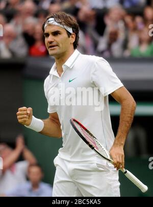 Der Schweizer Roger Federer feiert den dritten Satz gegen Serbiens Novak Djokovic Stockfoto