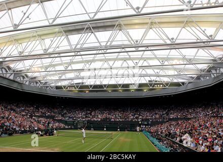 Allgemeine Ansicht des Centre Court als Schweizer Roger Federer gegen Serbiens Novak Djokovic Stockfoto