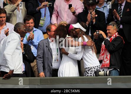 Serena Williams aus den USA feiert mit Schwester Venus im Spielerkasten, nachdem sie die polnische Agnieszka Radwanska geschlagen hat, um das Dameneinzel zu gewinnen Stockfoto