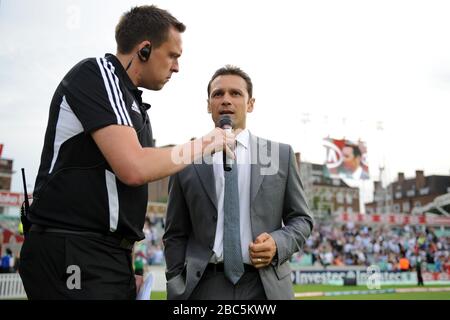 Mark Ramprakash auf dem Platz, als er seinen Rücktritt vom First-Class-Cricket an die Fans ankündigt Stockfoto