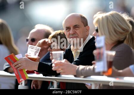 Racegoers genießen die Atmosphäre auf der Rennbahn Epsom Stockfoto