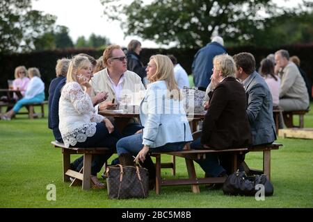Racegoers genießen die Atmosphäre auf der Rennbahn Epsom Stockfoto