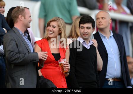 Racegoers genießen die Atmosphäre auf der Rennbahn Epsom Stockfoto