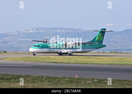 Ein kleines Propellerflugzeug der regionalen Aer Lingus-Fluggesellschaft am Bristol International Airport, das auf der Landebahn abfahren soll Stockfoto