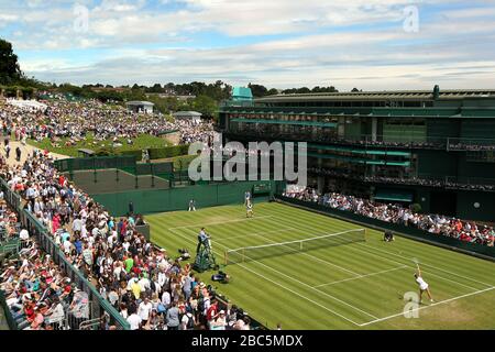 Eine allgemeine Ansicht der Aktion auf den Außenplätzen am zweiten Tag im All England Lawn Tennis and Croquet Club Stockfoto