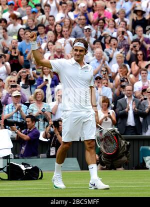 Der Schweizer Roger Federer feiert den Sieg über Italiens Fabio Fognini Stockfoto