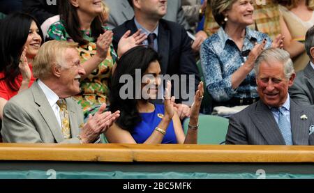 Prinz Charles spricht mit Sir Bruce Forsyth und seiner Frau Wilnelia in der Royal Box Stockfoto