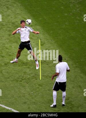 Deutschlands Mario Gomez leitet den Ball während der Trainingseinheit Stockfoto