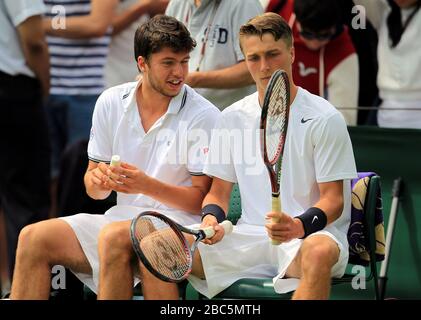 Großbritanniens Oliver Golding (links) und Liam Broady bei ihrem Spiel gegen Mexikos Santiago Gonzalez und Deutschlands Christopher Kas Stockfoto