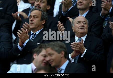 UEFA-Präsident Michel Platini (links) und FIFA-Präsident Sepp Blatter auf den Tribünen vor dem Anpfiff Stockfoto