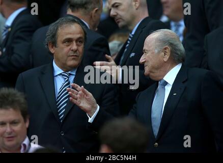 UEFA-Präsident Michel Platini (links) und FIFA-Präsident Sepp Blatter auf den Tribünen vor dem Anpfiff Stockfoto