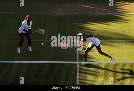 Die USA Serena und Venus Williams (rechts) in ihrem Doppelspiel gegen Serbiens Vesna Dolonc und die Ukrainerin Olga Savchuk im Einsatz Stockfoto