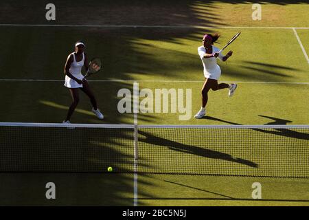 Die USA Serena und Venus Williams (links) in ihrem Doppelspiel gegen Serbiens Vesna Dolonc und die Ukrainerin Olga Savchuk im Einsatz Stockfoto