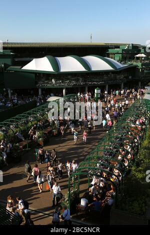 Eine allgemeine Ansicht der Fans am vierten Tag im All England Lawn Tennis and Croquet Club Stockfoto