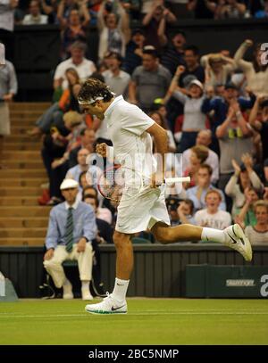 Der Schweizer Roger Federer feiert den vierten Satz gegen Frankreichs Julien Benneteau Stockfoto