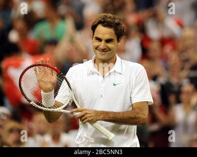 Der Schweizer Roger Federer feiert sein Spiel gegen Frankreichs Julien Benneteau Stockfoto