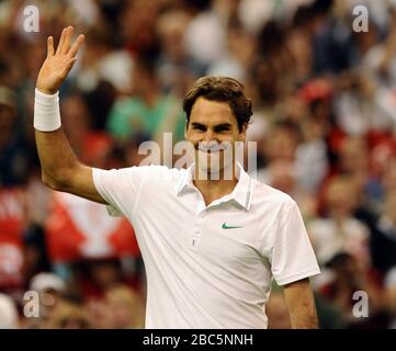 Der Schweizer Roger Federer feiert sein Spiel gegen Frankreichs Julien Benneteau Stockfoto