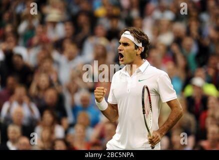 Der Schweizer Roger Federer feiert einen Punkt gegen Frankreichs Julien Benneteau Stockfoto