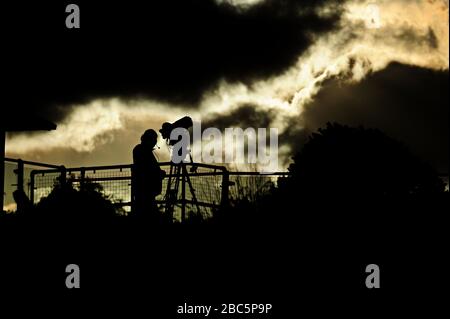 Ein allgemeiner Blick auf einen TV-Kamera-Mann am sechsten Tag im All England Lawn Tennis and Croquet Club Stockfoto