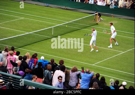 Die Weißrussinnen Victoria Asarenka und Max Mirnyi im Mixed-Doubles-Einsatz gegen die Schweden Robert Lindstedt und Sofia Arvidsson Stockfoto