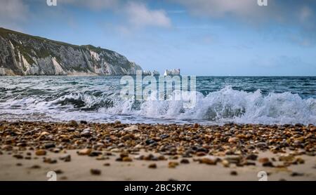 Niedriger Blick vom Alum Bay Strand mit Akroossand und Schindeln zum Leuchtturm Needles Stockfoto