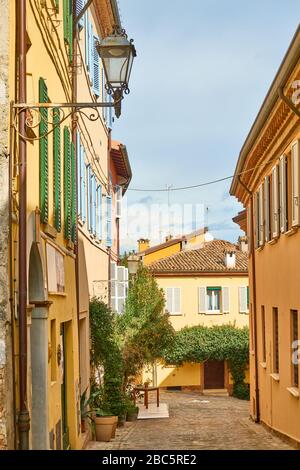Alte Straße in der Stadt Santarcangelo di Romagna, Provinz Rinini, Emilia-Romagna, Italien. Italienisches Stadtbild Stockfoto