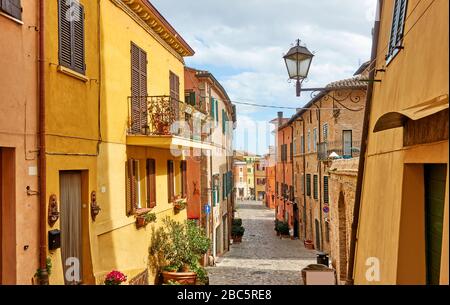 Malerische alte Straße in der Stadt Santarcangelo di Romagna am sonnigen Tag, Provinz Rinini, Emilia-Romagna, Italien - italienisches Stadtbild Stockfoto