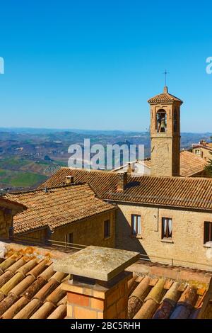 Alte Häuser mit Ziegeldächern und Kirchturm in San Marino - Landschaft, Stadtbild Stockfoto