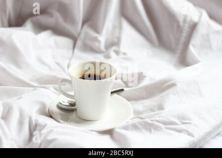 Kaffee im Bett. Wohnen Sie in einem gemütlichen Schlafzimmer. Stockfoto