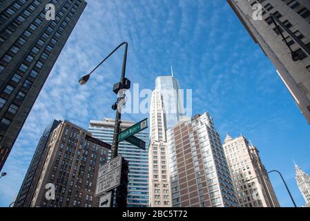 Chicago ist für seine Wolkenkratzer bekannt, von denen einige in diesem Bild zu sehen sind Stockfoto