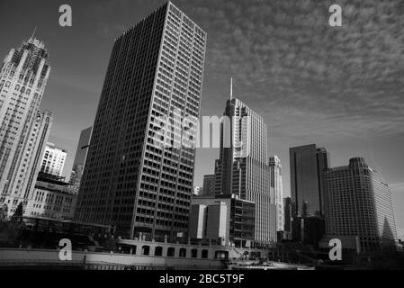 Chicago ist für seine Wolkenkratzer bekannt, von denen einige in diesem Bild zu sehen sind Stockfoto