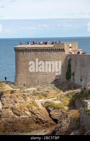 St. Malo, Frankreich - 14. September 2018: Touristen zu Fuß auf rampart in Dinard, Bretagne, Frankreich Stockfoto