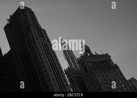 Chicago ist für seine Wolkenkratzer bekannt, von denen einige in diesem Bild zu sehen sind Stockfoto