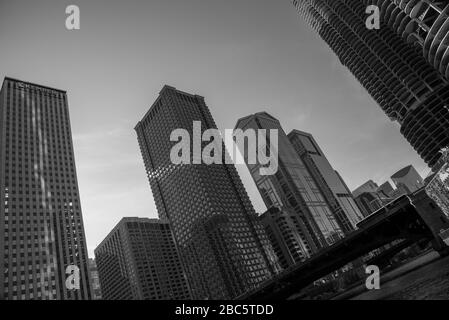 Chicago ist für seine Wolkenkratzer bekannt, von denen einige in diesem Bild zu sehen sind Stockfoto