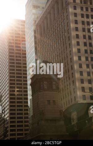 Chicago ist für seine Wolkenkratzer bekannt, von denen einige in diesem Bild zu sehen sind Stockfoto