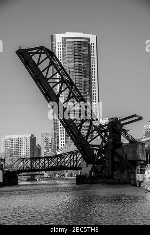 Eine der vielen Brücken, die den Fluss in Chicago in Schwarzweiß überquert Stockfoto